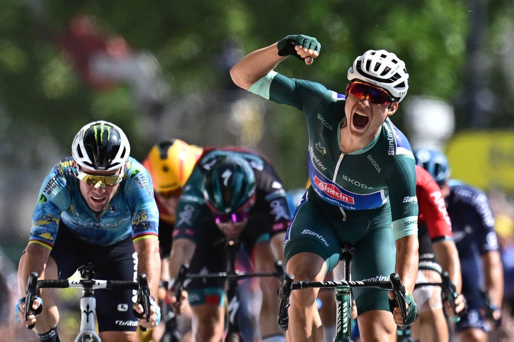 Tour de France 2023: Mark Cavendish is beaten to the line by Jasper Philipsen on stage 7 in Bordeaux