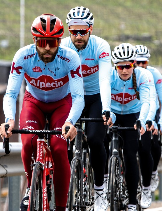groupe de cyclistes faisant du vélo de route