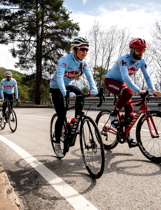 3 cyclistes faisant du vélo de route