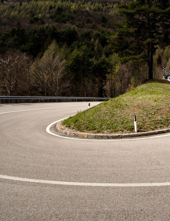 Cycliste féminine faisant du vélo de route en rond et en bas de la colline