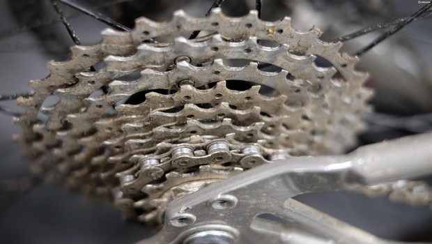 Erreurs de cyclisme débutant Une chaîne sèche vous privera d'efficacité et endommagera les composants coûteux de la transmission de votre vélo