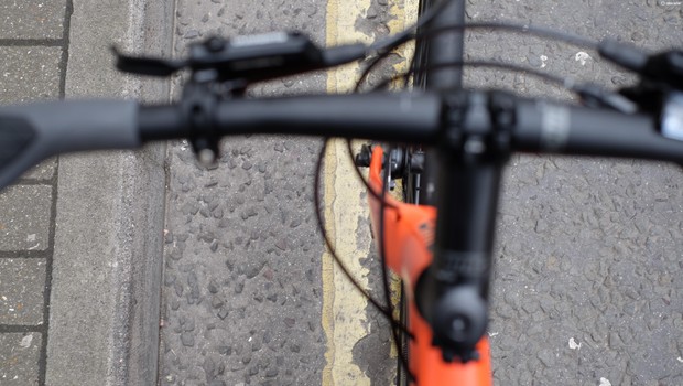 Erreurs de cyclisme débutant Lorsque vous êtes sur la route, roulez avec confiance plutôt qu'avec arrogance