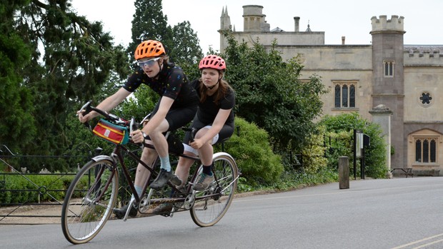 Un tandem est un moyen incroyable de faire sortir vos proches sur le vélo