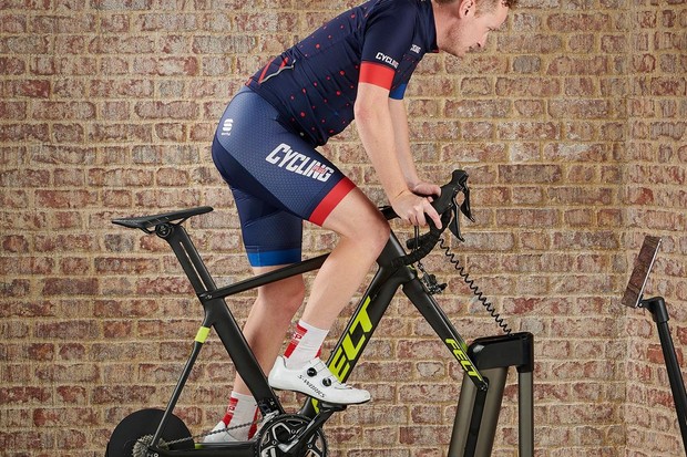 Le trio de cyclistes de Cycling Plus devient sérieux avec son entraînement en montée
