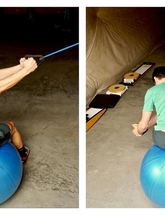 La côtelette de bois assise combine la rotation et la flexion de la colonne vertébrale et crée une excellente stabilisation pour les nouveaux exercices abdominaux plus fonctionnels.