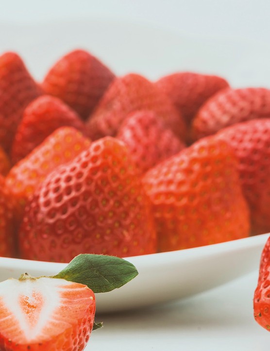Les fraises apportent des sucres naturels et contribuent à l'un de vos cinq jours !