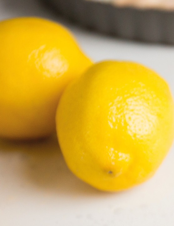 Un zeste de citron frais peut égayer la saveur des boules d'énergie et vous donner un coup de pouce en vitamine C