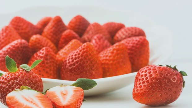 Les fraises apportent des sucres naturels et contribuent à l'un de vos cinq jours !