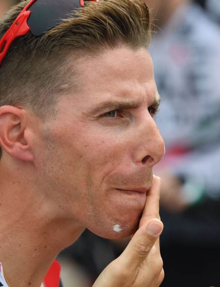 Le cycliste portugais Rui Costa applique un écran solaire