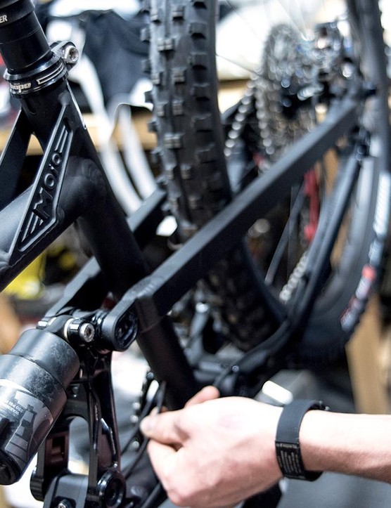 Resserrez le collier de selle et toutes les attaches de câble desserrées