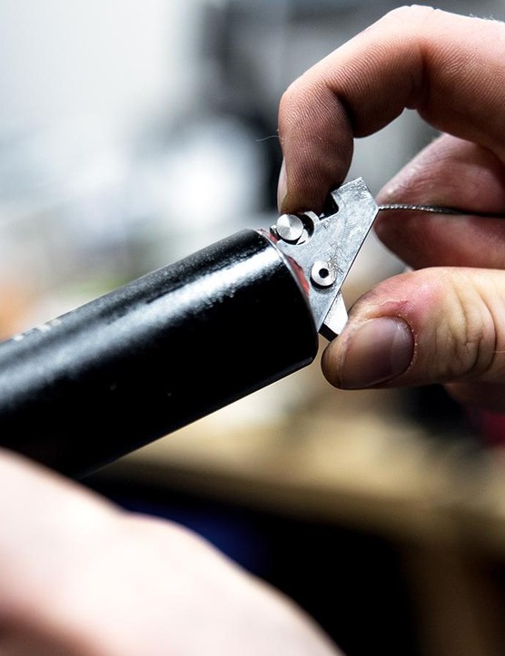 Branchez la virole du câble externe dans le port avant de tendre le câble interne