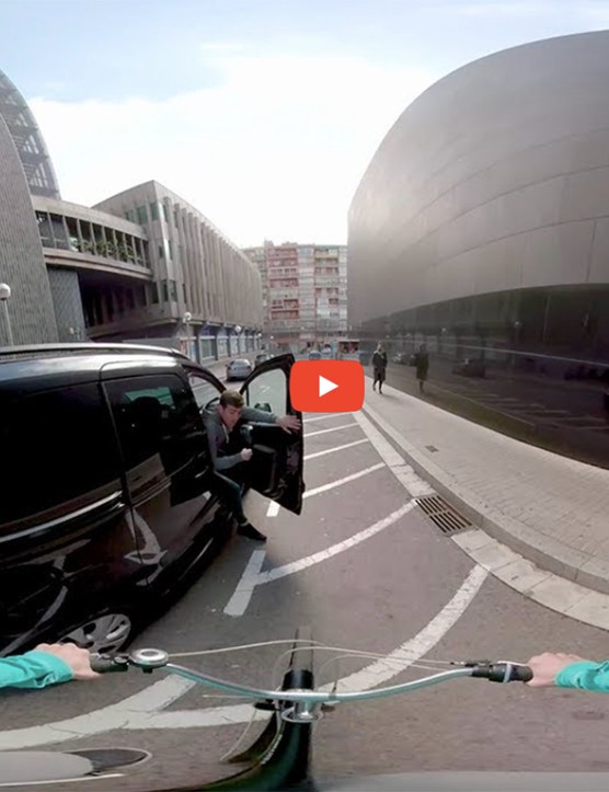 Les vidéos emmènent les cyclistes virtuels à travers une série d'appels rapprochés tels que l'ouverture des portes de voiture