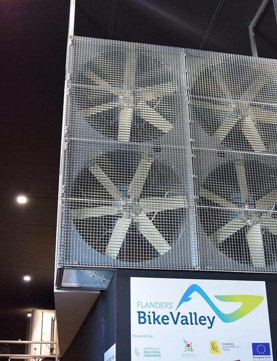 Ces quatre ventilateurs tirent l'air à travers la soufflerie