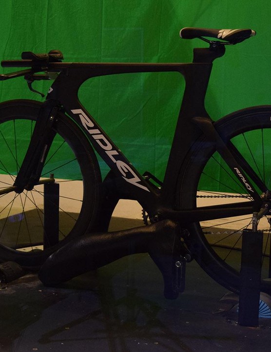 Un vélo Ridley Dean TT était en position à la soufflerie Flanders Bike Valley