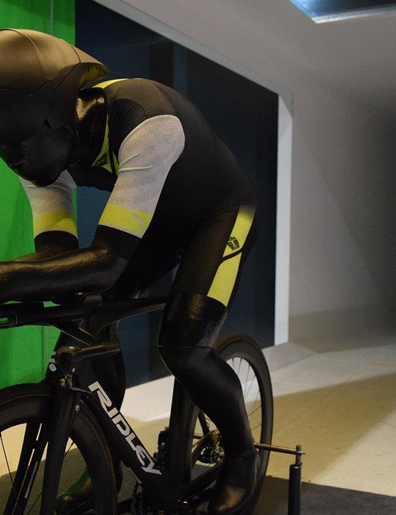 Le modèle en fibre de verre est basé sur le physique de Tony Martin