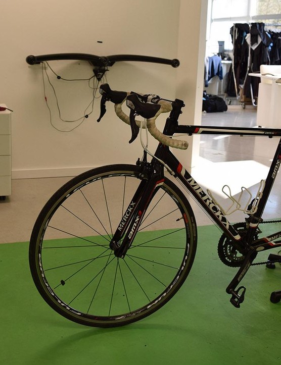 Un vélo sur le trainer est flanqué des deux bancs de caméras