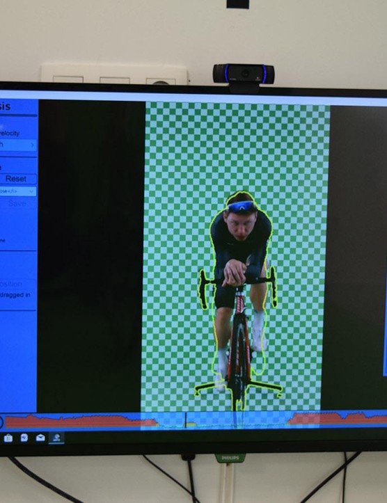 Le programme informatique calcule les différentes positions du corps et les sorties de puissance, offrant la meilleure combinaison pour la vitesse
