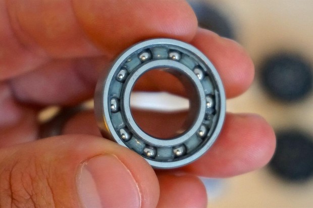 roulements-08-1517671502957-p43a4427aopd-b506a6e Ce système de cartouche est un système radial où l'application est prévue pour être verticale, mais c'est rarement le cas sur un vélo