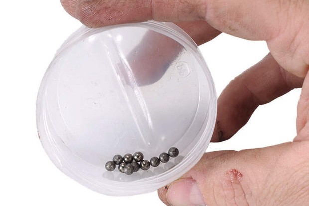 WMB88.work_.work_tip_prev-04a150c Mettez les roulements à billes lâches directement dans un pot, ou vous les perdrez