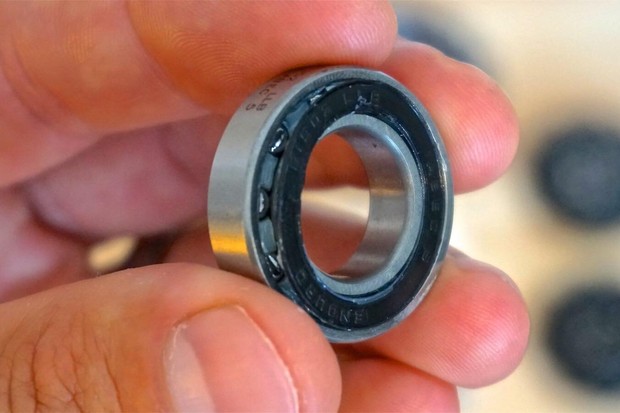 roulements-10-1517671502965-1fki3gi5omiz1-09782f9 Les joints sur les roulements à cartouche peuvent être soigneusement retirés pour nettoyer et injecter de la graisse fraîche, mais attention, cela peut endommager le roulement s'il n'est pas fait correctement