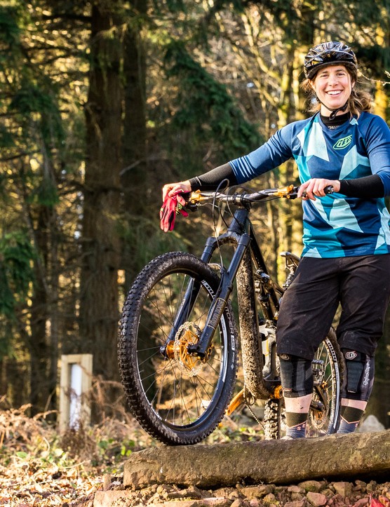 Katy Curd : coureuse de descente d'élite, championne du monde de vélo de montagne 4X et entraîneure qualifiée