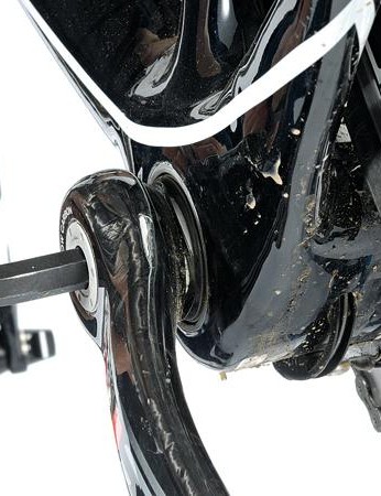 Le retrait des manivelles peut demander un peu d'effort, donc soutenir le vélo au sol pour un effet de levier supplémentaire peut aider