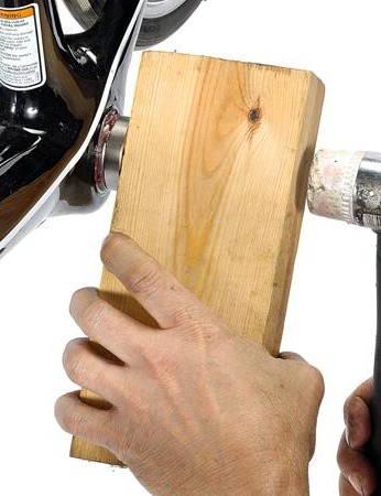 Assurez-vous que le morceau de bois que vous utilisez a une face solide et parfaitement plate