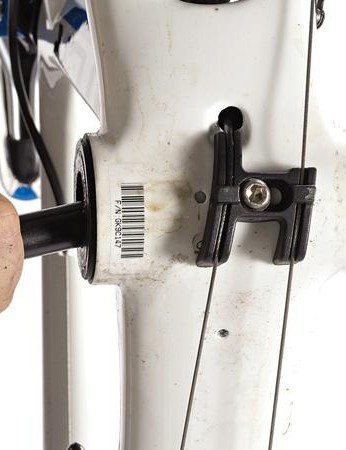 Une dérive est également utilisée pour retirer les boîtiers de pédalier à ajustement serré de Shimano