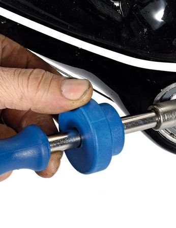 Mettre l'outil dans la coque du boîtier de pédalier peut être un peu compliqué