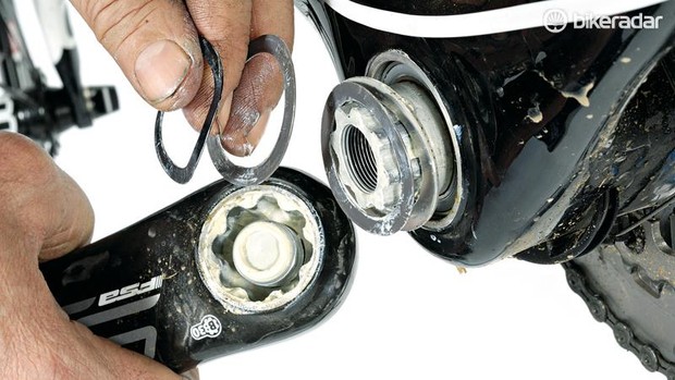 bb30-bb92-comment-remplacer-service-3-1507550196713-11skedc1qcyzi-7c9595a Notez l'ordre des rondelles ondulées que vous retirez