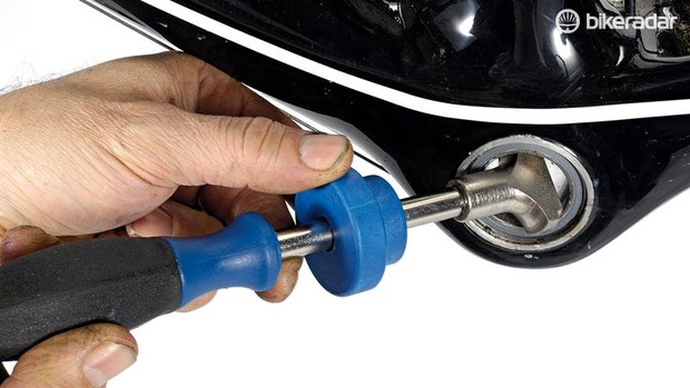 bb30-bb92-comment-remplacer-service-7-1507550196727-b8ejk4hkiens-8c69b4d Mettre l'outil dans la coque du boîtier de pédalier peut être un peu compliqué