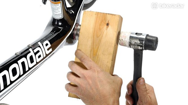 bb30-bb92-comment-remplacer-service-12-1507550196703-pbukbk8a33u7-eab0dd1 Assurez-vous que le morceau de bois que vous utilisez a une face solide et parfaitement plate