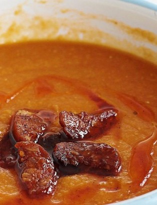 Le chorizo ​​donne une saveur riche, fumée et réchauffante à cette soupe