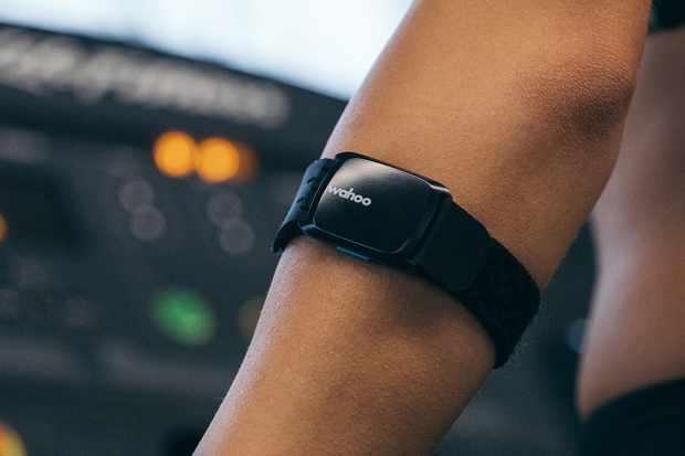 Tickr Fit de Wahoo met le moniteur HR sur votre bras