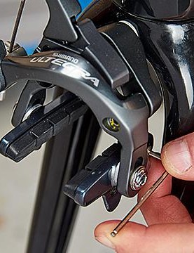 Fixez avec la vis de fixation