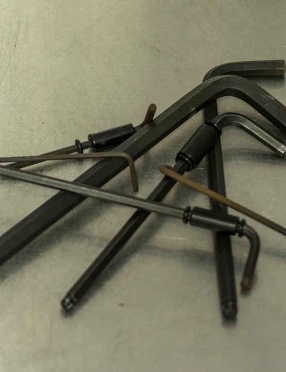 La clé hexagonale en forme de L est la plus courante et fonctionne parfaitement.  Cependant, des options plus rapides et plus confortables existent