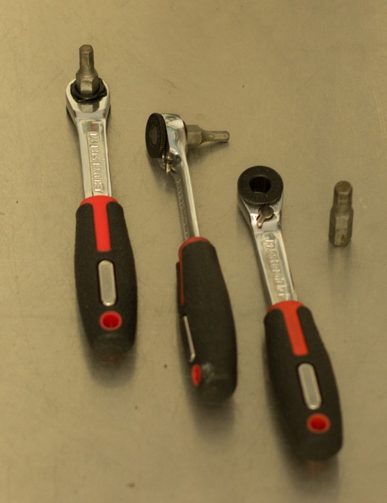 Les mini cliquets, comme ceux de PrestaCycle, offrent une grande vitesse et un accès dans les endroits exigus.  Ils sont idéaux pour les pinces de tige de selle délicates