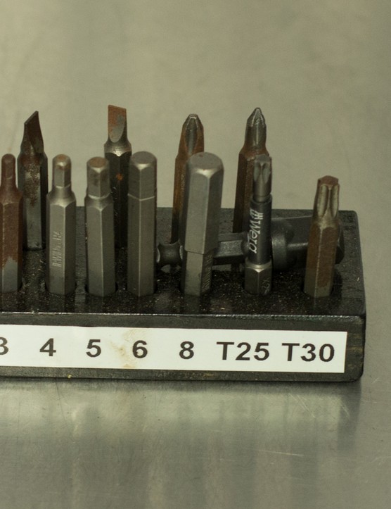 Les embouts hexagonaux pour perceuses-visseuses sont plus rares, car les outils à main permettent un meilleur contrôle et une plus grande précision