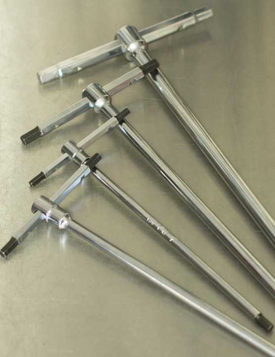 Les poignées en T offrent un poids bien équilibré pour faire tourner la clé, mais elles ne conviennent pas à toutes les applications.  Les clés Beta 951, avec une section de poignée en T coulissante, sont plus polyvalentes, mais elles ne sont pas bon marché