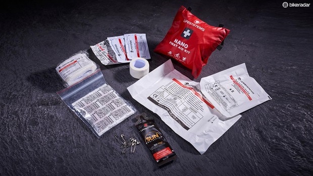 best-mini-trousse-de-premiers-soins-04-1507553366700-169gdxkpx2hpo-cc81f61 Trousse de premiers soins Lifesystems Light & Dry Nano