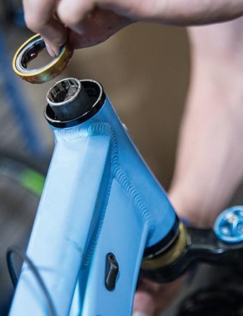 6. Essuyez tout excès de graisse avant de retourner le vélo dans le bon sens