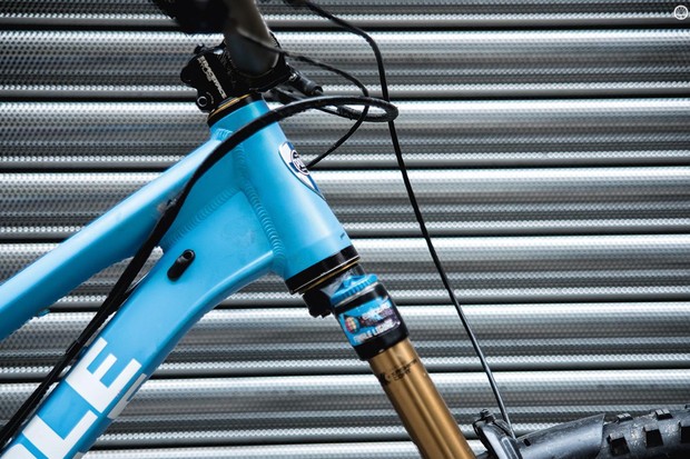 Comment installer un jeu de direction incliné pour ajuster l'angle de tête de votre vélo