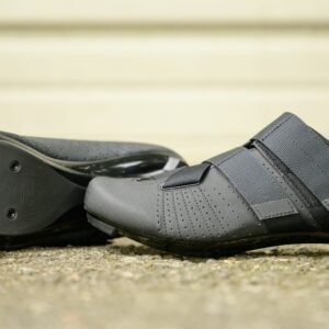 Revue des chaussures de cyclisme Fizik Tempo Powerstrap R5 : des chaussures économiques bien faites