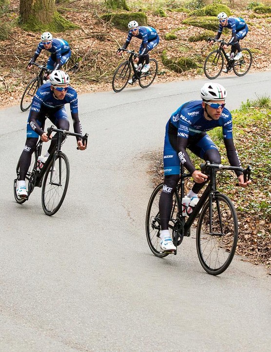 Utilisez autant que possible la route pour lisser le virage