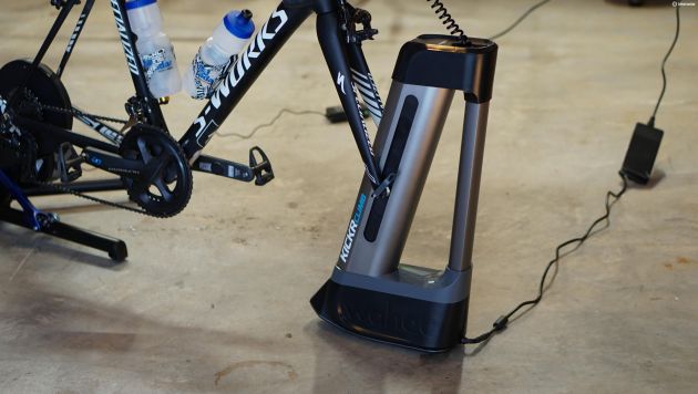 Le Climb est suffisamment stable pour sortir de la selle.  La majeure partie de cette stabilité provient de l'ancrage solide du vélo au niveau des pattes du Kickr
