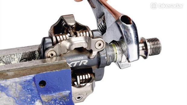 1413215490929-zwh8633q98gt-7194767 Placez votre pédale dans un étau et retirez la bague de verrouillage de 17 mm (ou le collier en plastique). Notez que la pédale de droite a un collier de filetage inversé