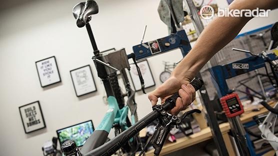 Comment raccourcir le tuyau de votre tige de selle télescopique RockShox Reverb