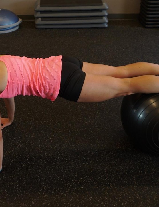 La sortie en position couchée peut être difficile lorsque des variations à un bras et à une jambe font partie de votre entraînement