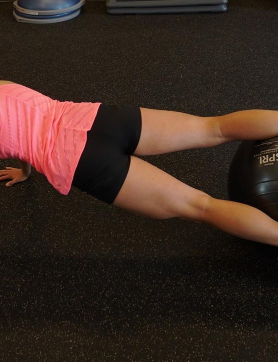 Les rotations couchées sur le ballon nécessitent une colonne vertébrale neutre et une bonne activation des fessiers pour s'exécuter correctement - l'augmentation de la vitesse est une excellente progression