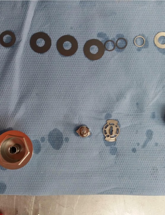 L'assemblage de la pile de cales de l'amortisseur E16 est présenté.  Si votre fourche est quand même en cours d'entretien, la pile de cales peut être échangée pour seulement 25 € supplémentaires